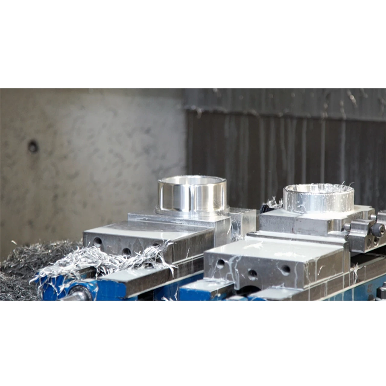 Vance & Hines - Torquer 450 Slip-On Mufflers Fits '17-'23 Touring Models - Chrome 9 Vance & Hines - Torquer 450 Slip-On Mufflers Fits '17-'23 Touring Models - Chrome - Image 7